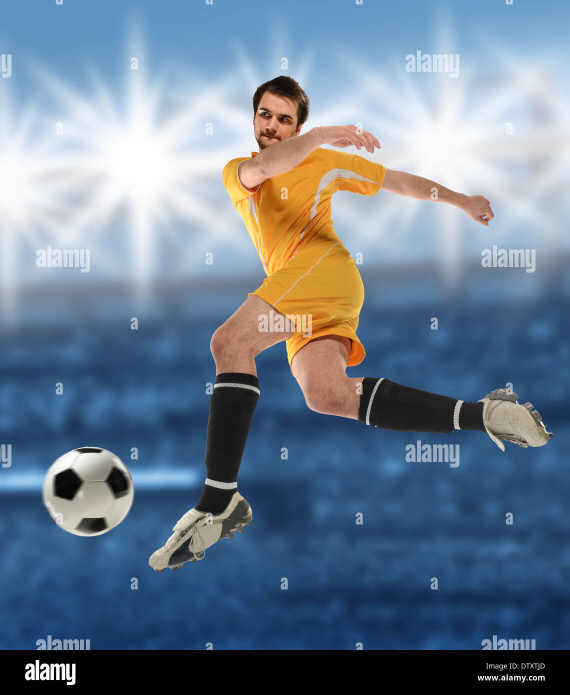 Junge Fußballer treten Ball im Stadion Stockfoto