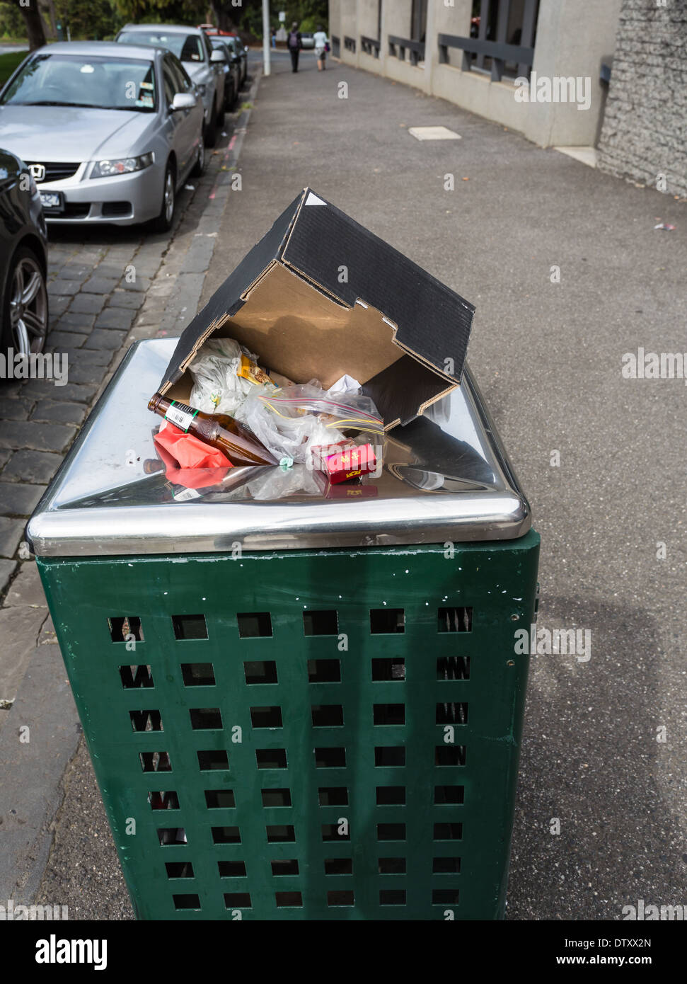 Öffentliche Mülleimer überfüllt. Stockfoto