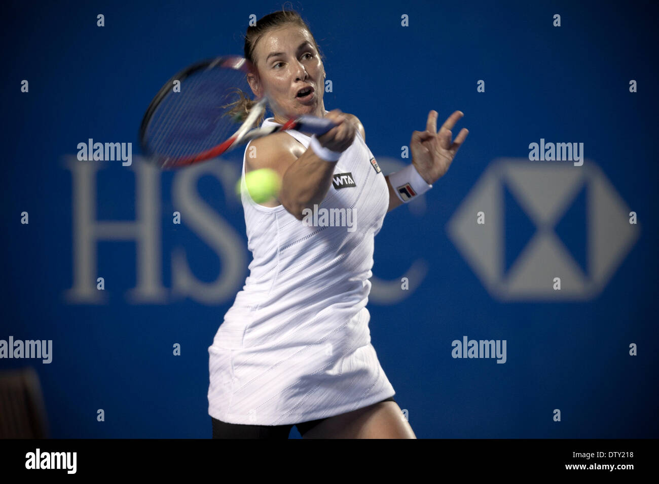 Acapulco, Mexiko. 24. Februar 2014. Marina Erakovic von Neuseeland wieder den Ball in Sofia Sanchez von Mexiko während ihre Frauen Einzel-Match beim 2014 mexikanischen Open Tennisturnier in Acapulco, Mexiko, am 24. Februar 2014. Marina Erakovic gewann 2: 0. © Alejandro Ayala/Xinhua/Alamy Live-Nachrichten Stockfoto