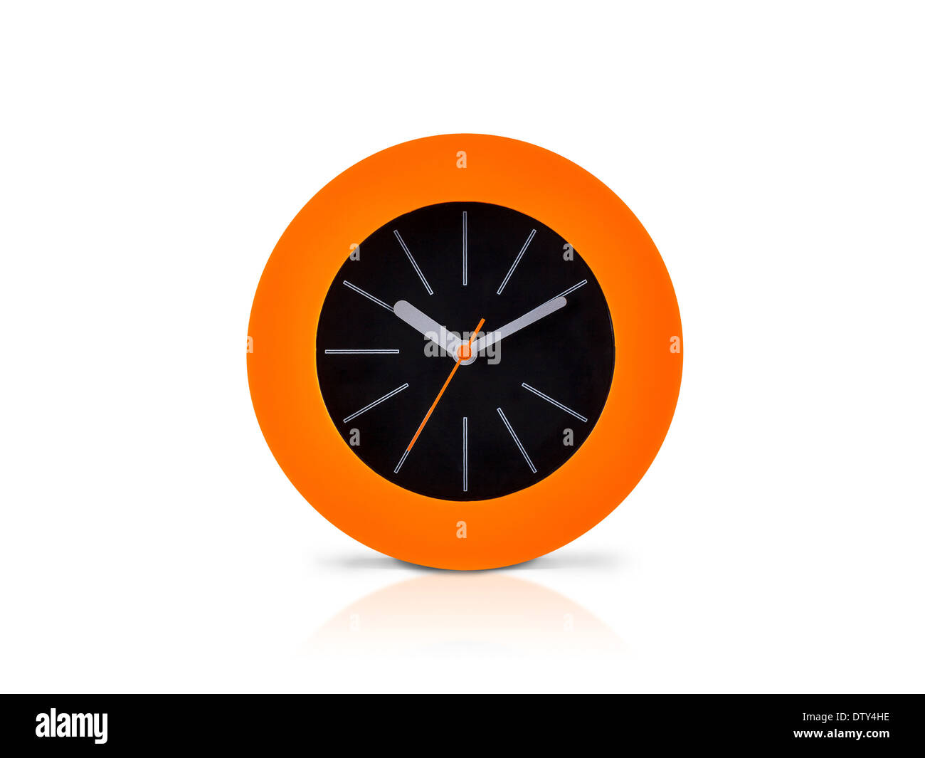 Moderne orange Uhr isoliert auf weißem Hintergrund Stockfoto