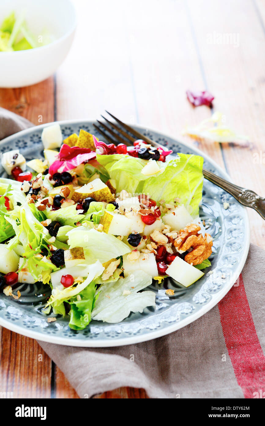 frischer Fruchtsalat mit Salat, Essen Nahaufnahme Stockfoto