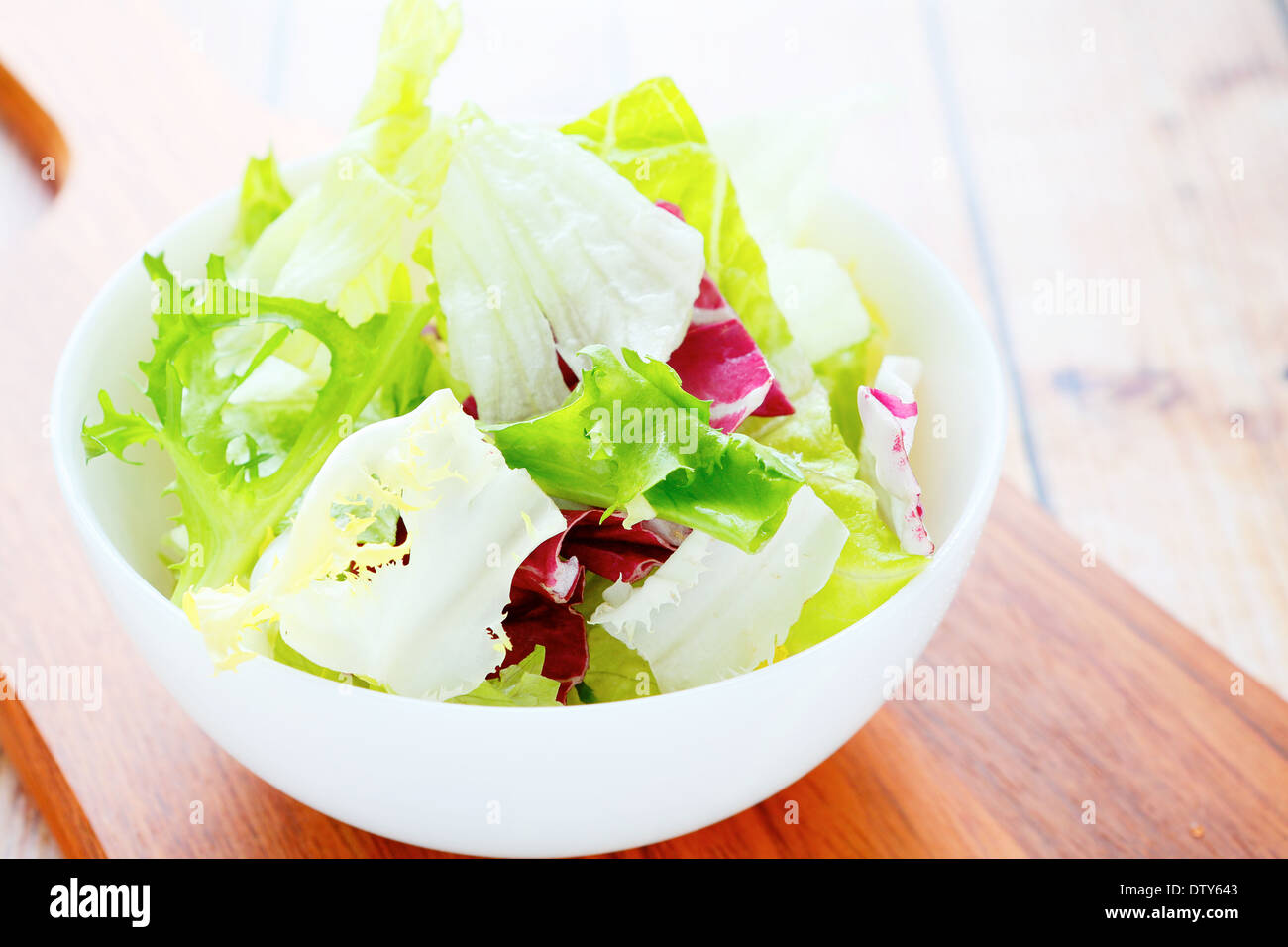 Salat Salat in einer weißen Schüssel essen Nahaufnahme Stockfoto