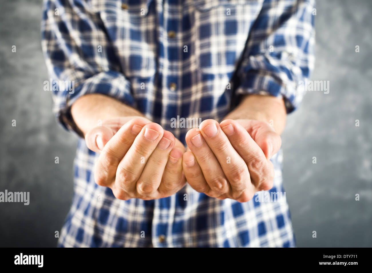 Männliche offenen Hände zum Betteln hoffentlich aufgehalten. Hohlen Hand bitten um Hilfe oder Nächstenliebe. Stockfoto
