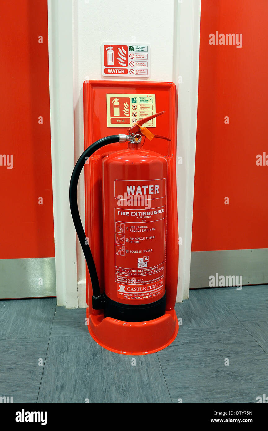 Rotes Wasser Feuerlöscher auf einem Kunststoff-Ständer England ukj Stockfoto