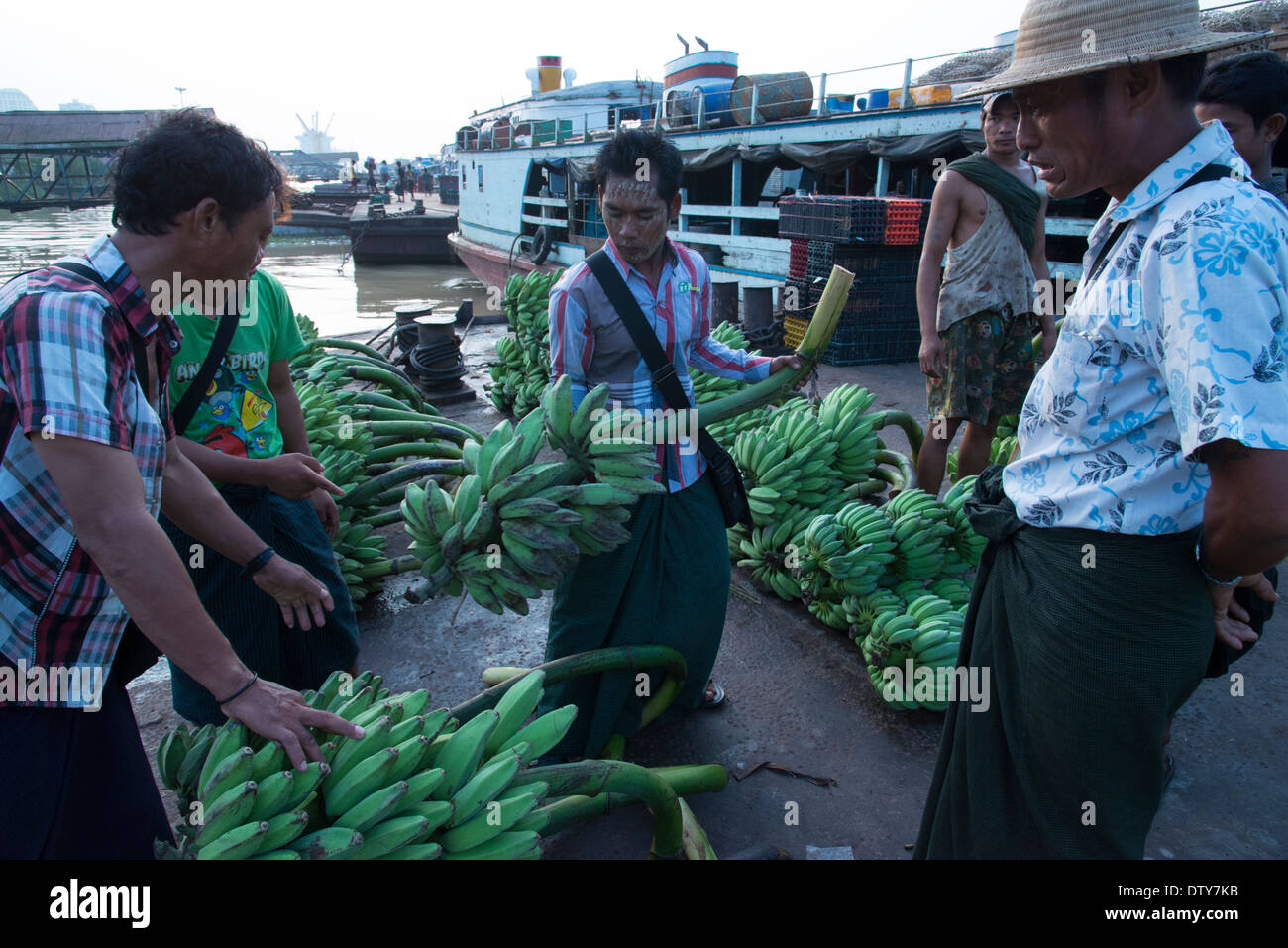 Händler feilschen auf Banane Regime. Hafen von Yangon. Myanmar (Burma). Stockfoto