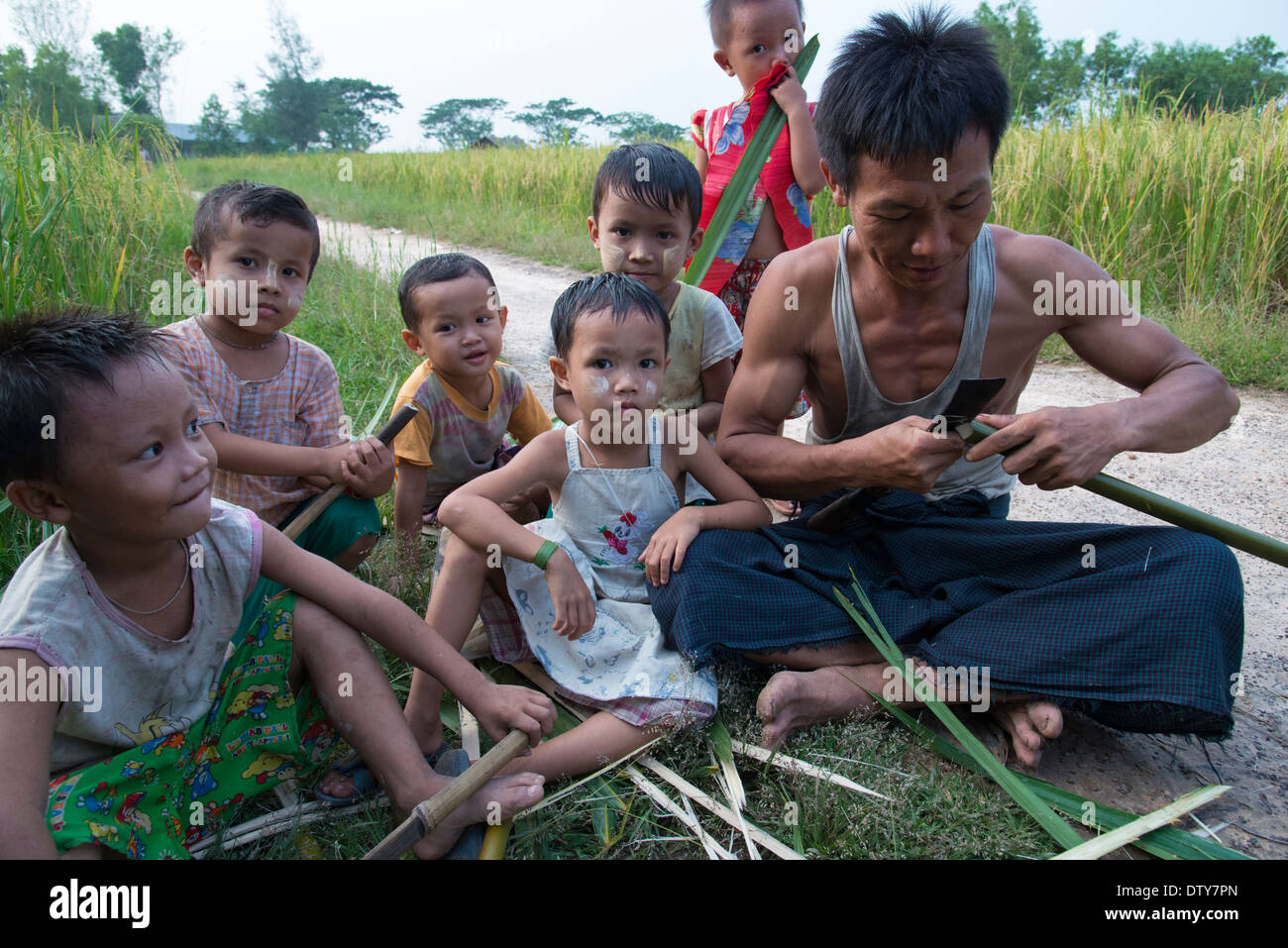 Aung Zaw Latt Freunde. Myaung Mya. Irrawaddyi Abteilung. Myanmar (Burma). Stockfoto