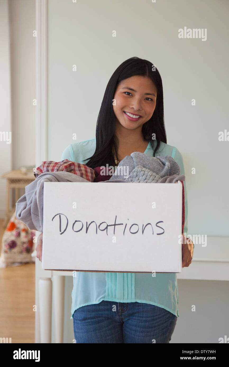 Chinesische Frau, die mit Spenden box Stockfoto
