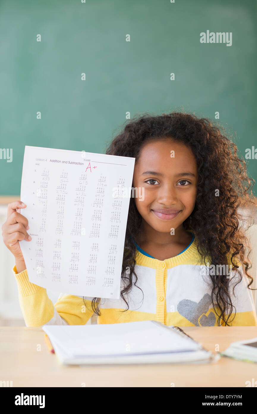 Gemischte Rassen Student Angeberei ein plus Grade im Klassenzimmer Stockfoto