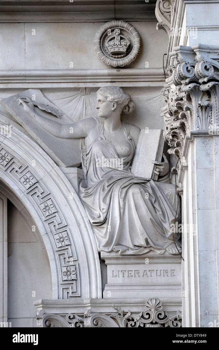 London, England, Vereinigtes Königreich. Foreign and Commonwealth Office in Whitehall. Fassaden-Detail: allegorische Figuren Literatur Stockfoto