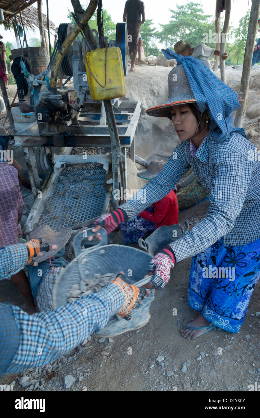 Frauen bei der Arbeit in einem Kieswerk. Irrawaddyi Delta. Myanmar-Burma. Stockfoto