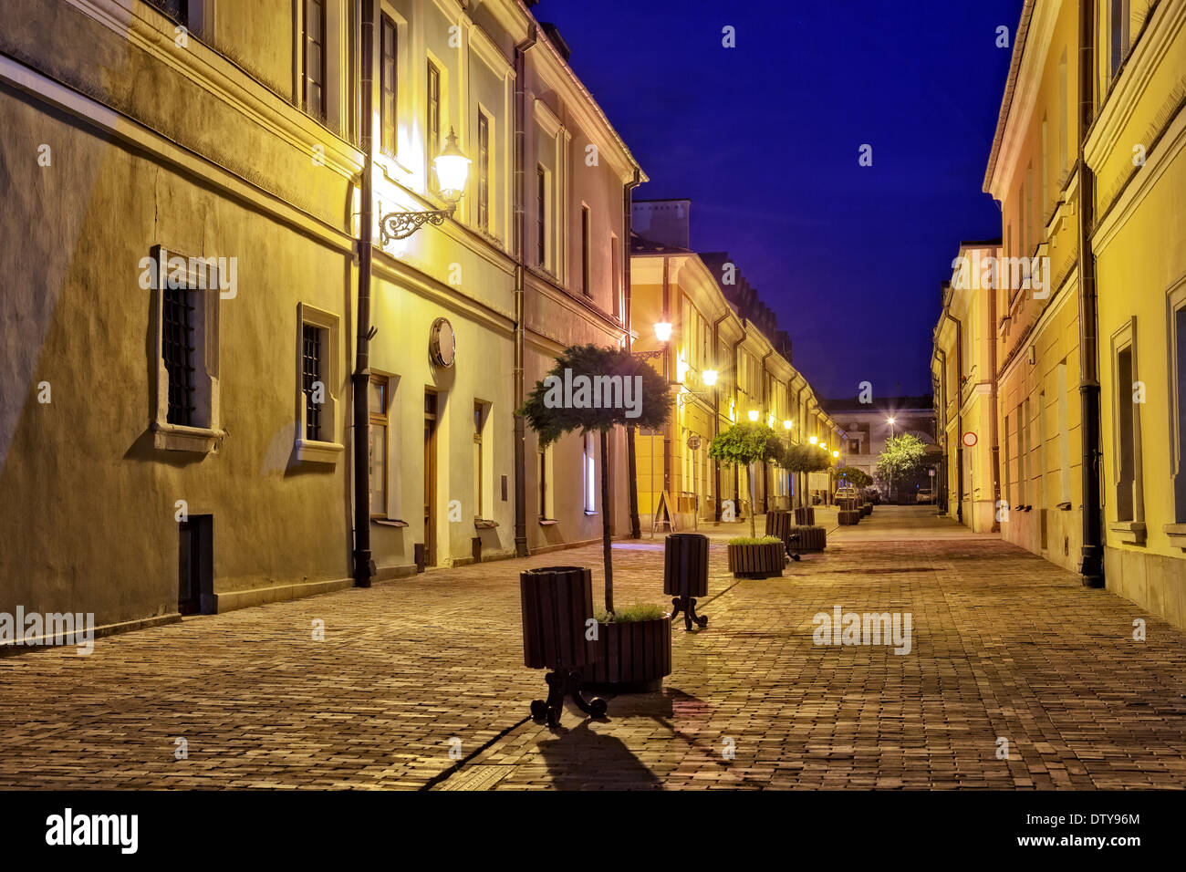 Historisches Haus bei Nacht-Szene in Zamosc, Polen. Stockfoto