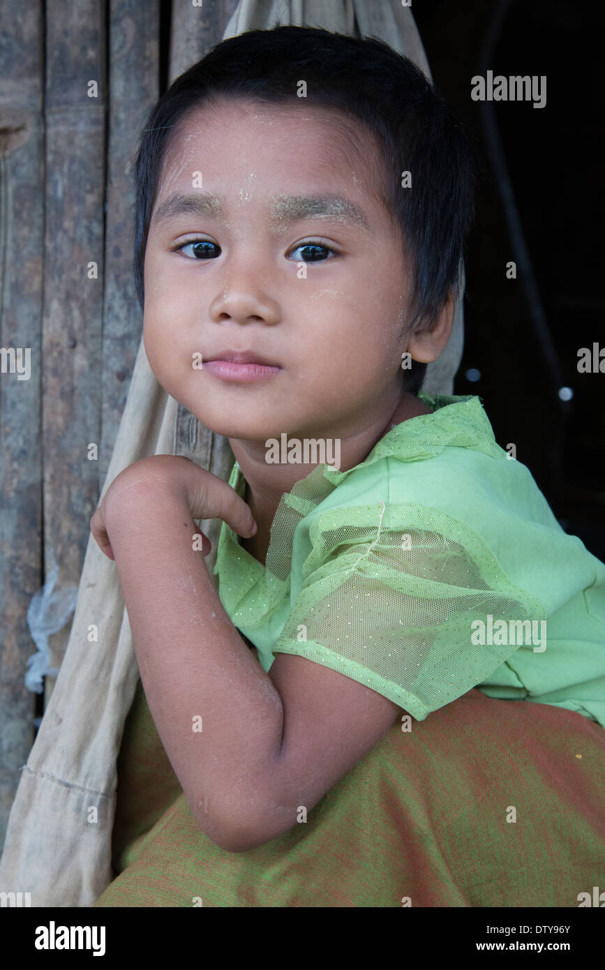 Porträt eines jungen Mannes. Irrawaddyi Abteilung. Myanmar (Burma). Stockfoto