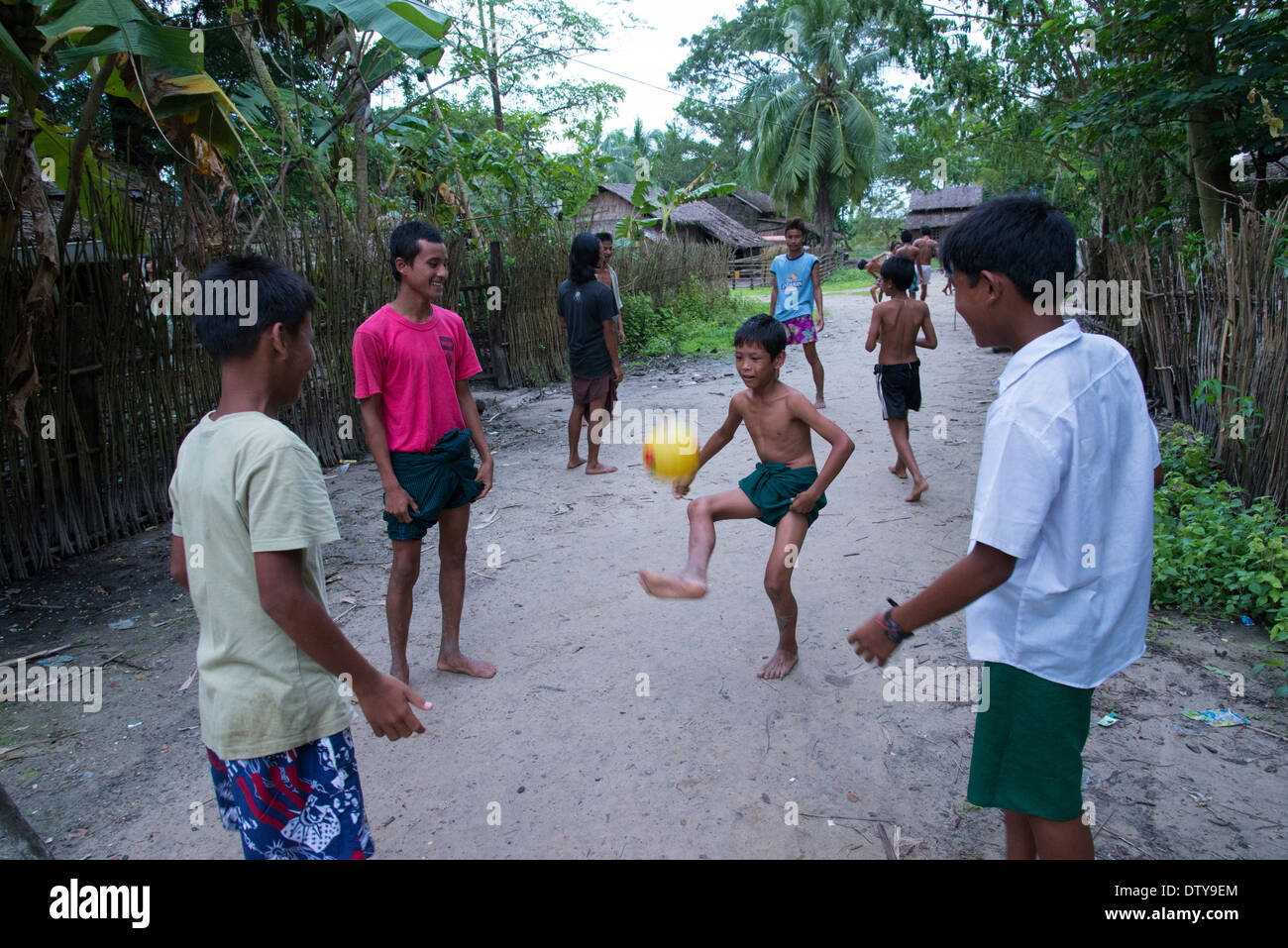 Gruppe von Jugendlichen mit Ball in einem Dorf zu spielen. Irrawaddyi Abteilung. Myanmar (Burma). Stockfoto