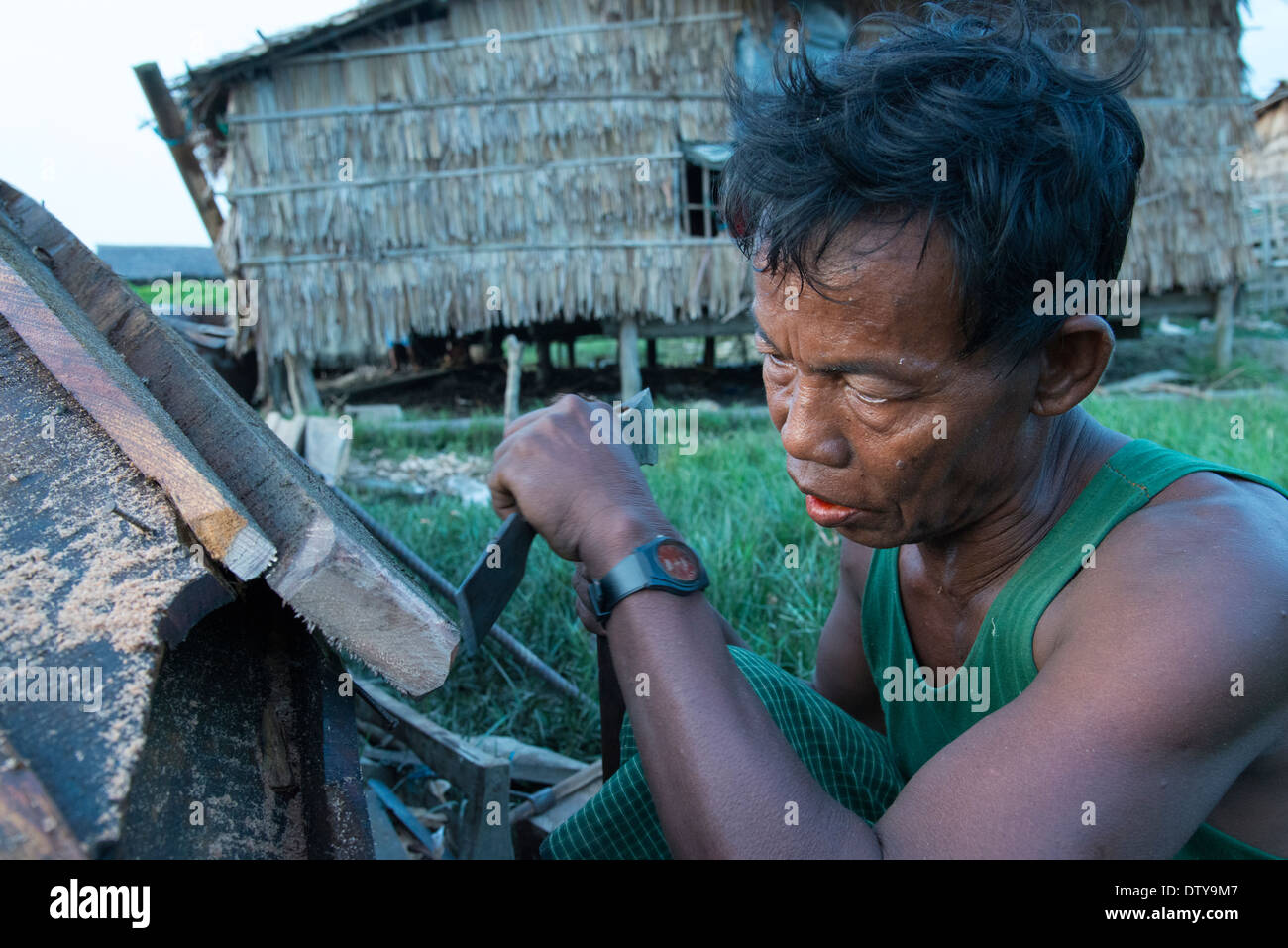 Tischler arbeiten bei einem Holzboot. Zinn-Kaung Gyi. Irrawaddyi Abteilung. Myanmar (Burma). Stockfoto
