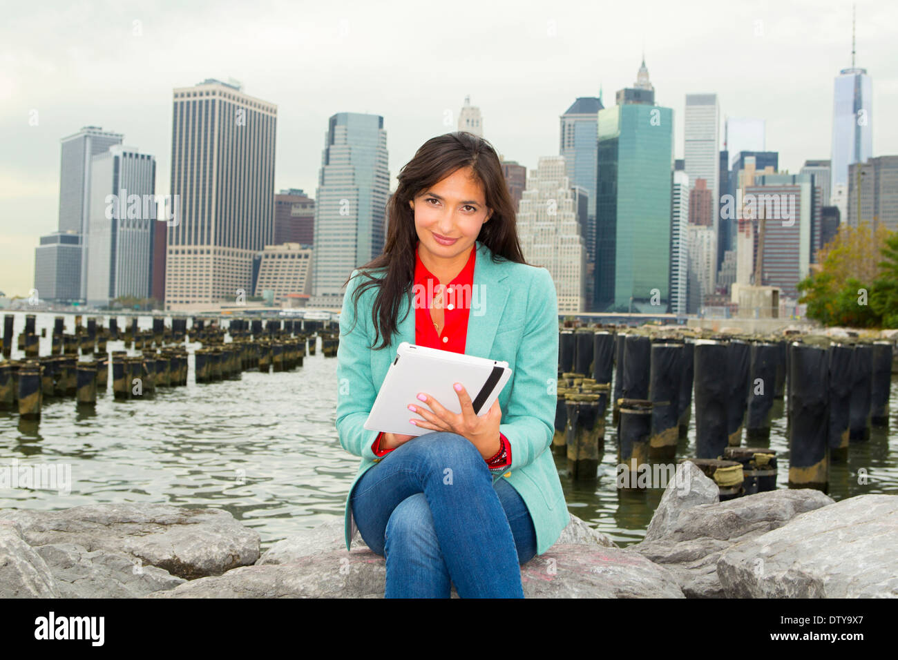 Gemischte Rassen Frau mit digital-Tablette von städtischen Hafen Stockfoto