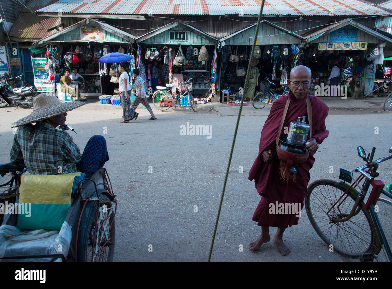 Straße-Aktivität. Labutta. Irrawadyi Abteilung. Myanmar (Burma). Stockfoto