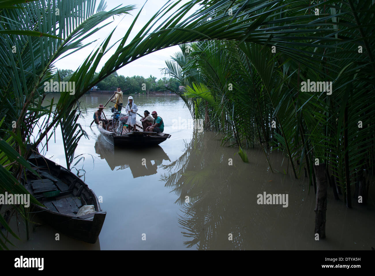 Fluss-Fähre durch Mangroven zu sehen. Irrawaddyi Abteilung. Myanmar (Burma). Stockfoto