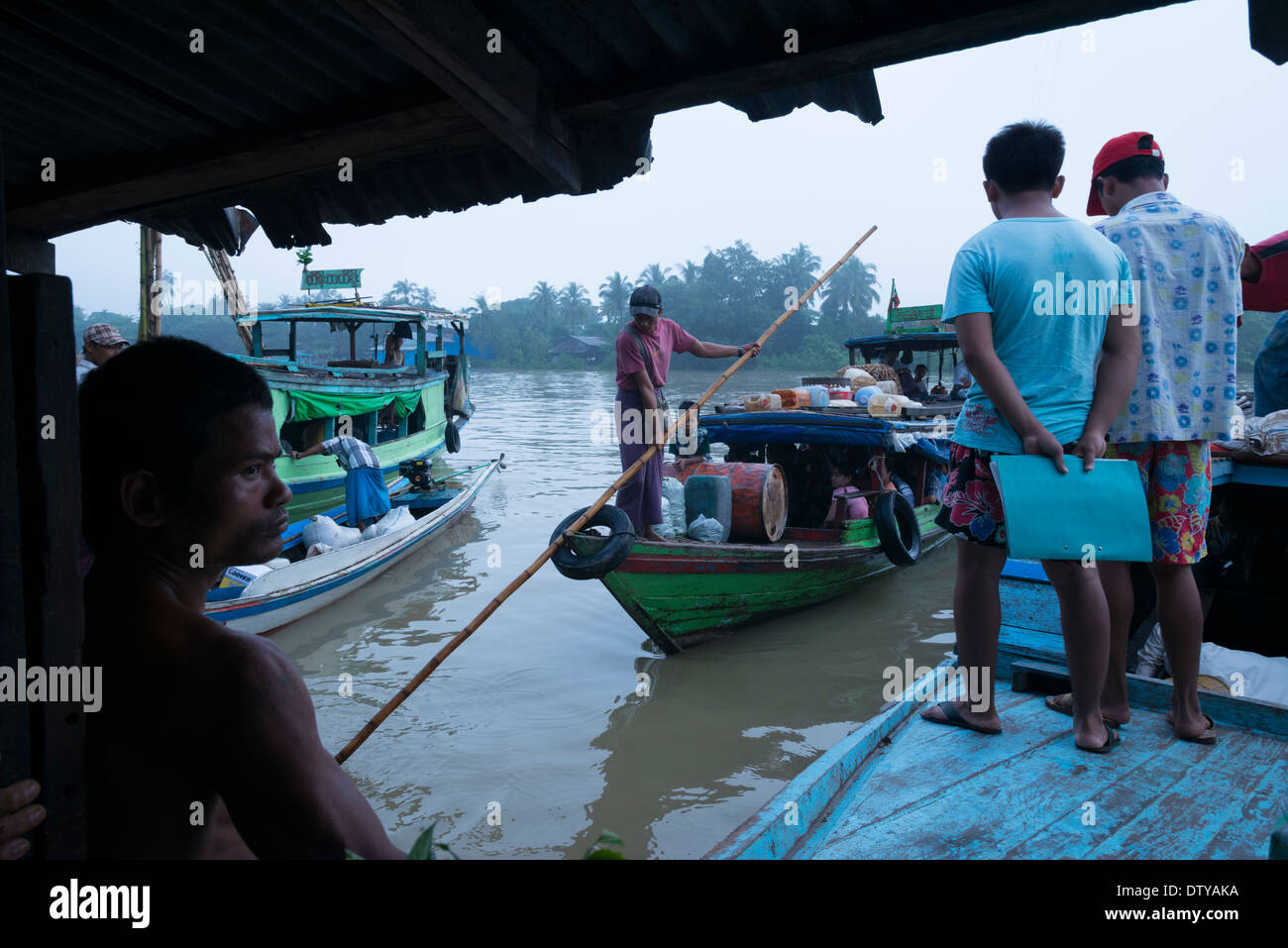 Die Passagiere aussteigen aus Passagierschiffe. Myaung Mya Hafen. Irrawaddyi Ivision. Myanmar (Burma). Stockfoto