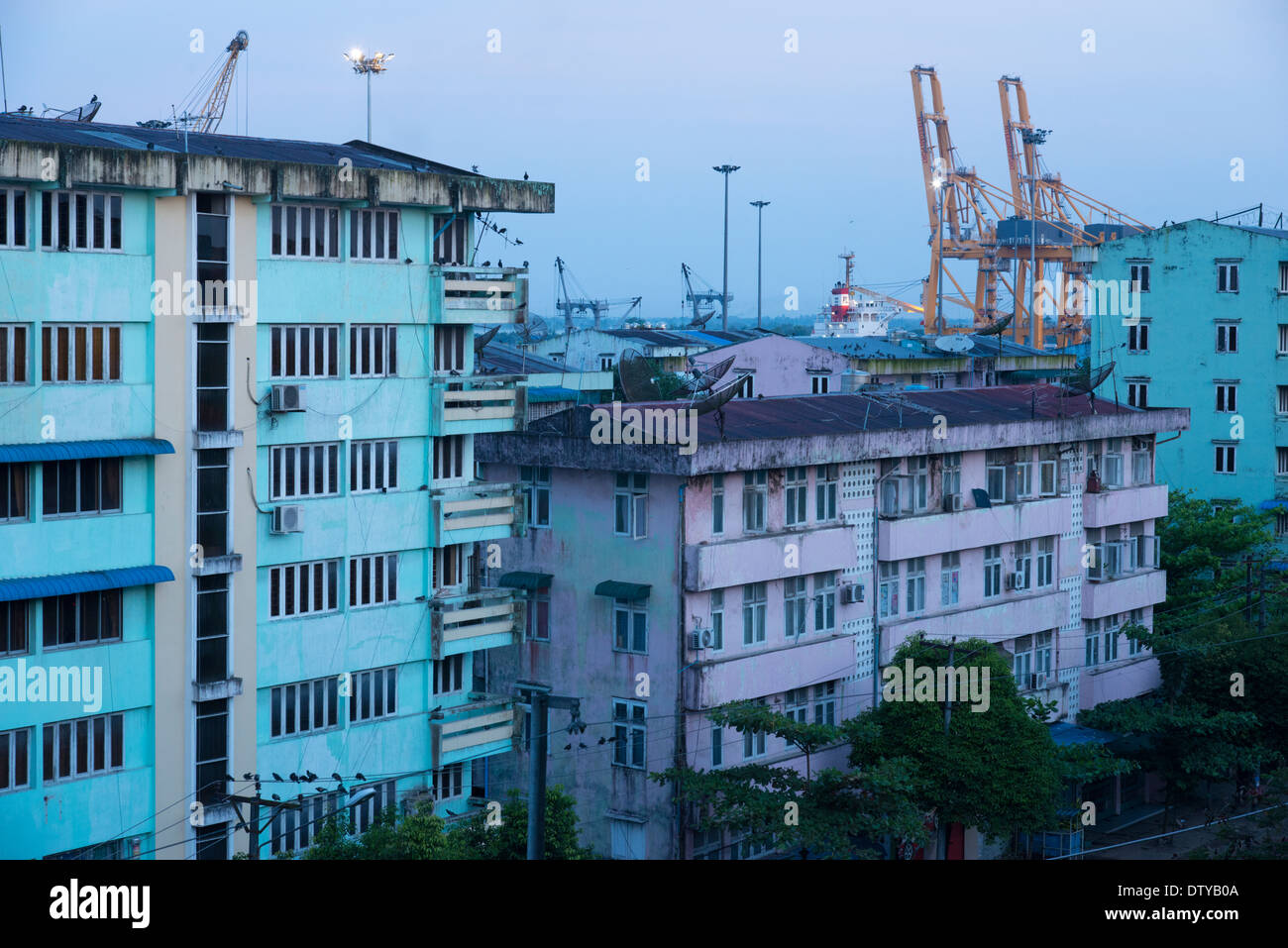 Gehäuse-Gebäude und den Hafen. Yangon. Myanmar (Burma). Stockfoto
