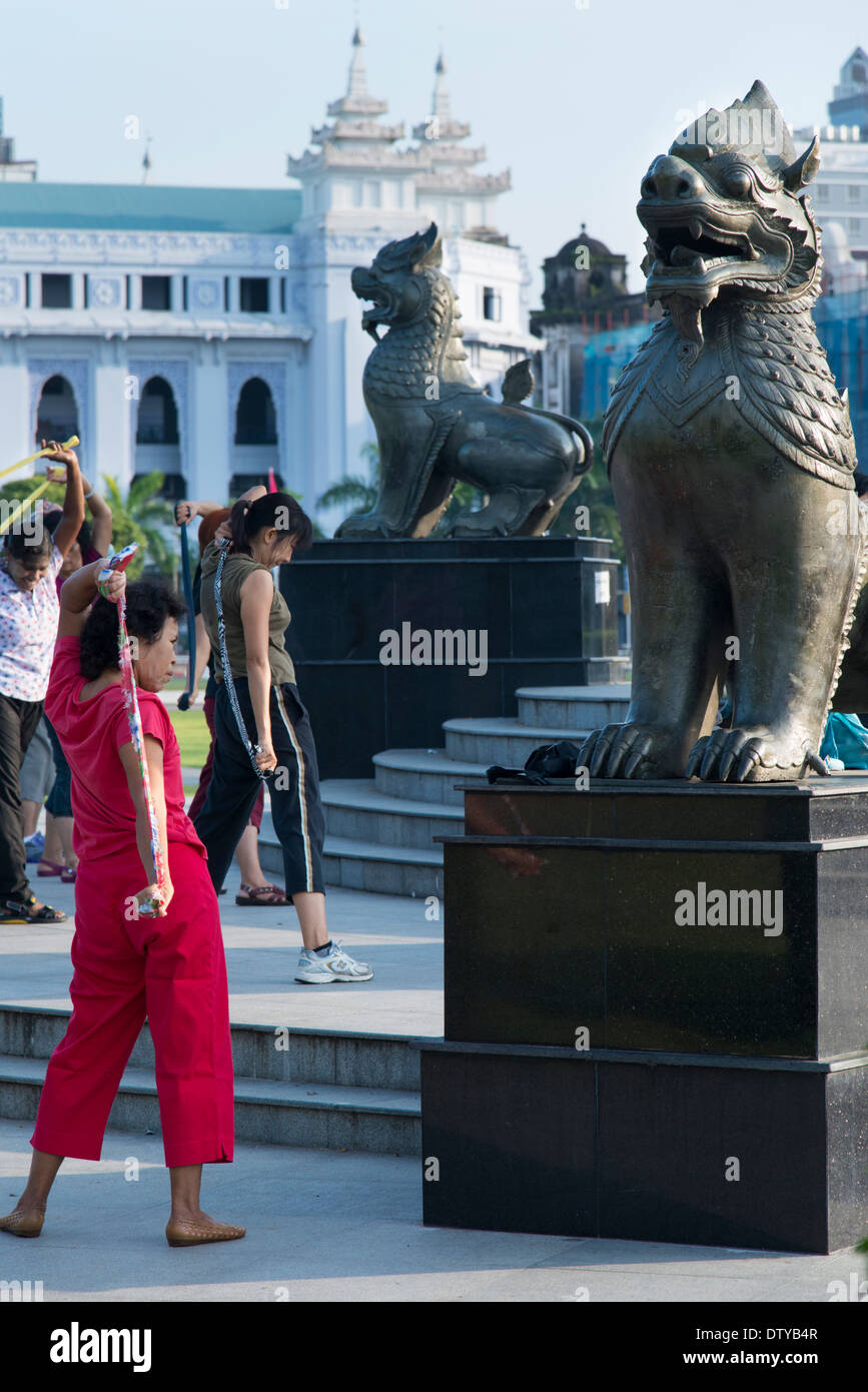 Morgen Übungen in Maha Bandoola Gärten. Yangon. Myanmar (Burma). Stockfoto