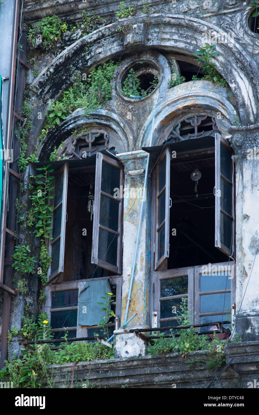 Detail der alten kolonialen Gebäude-Fassade. Yangon. Myanmar (Burma). Stockfoto