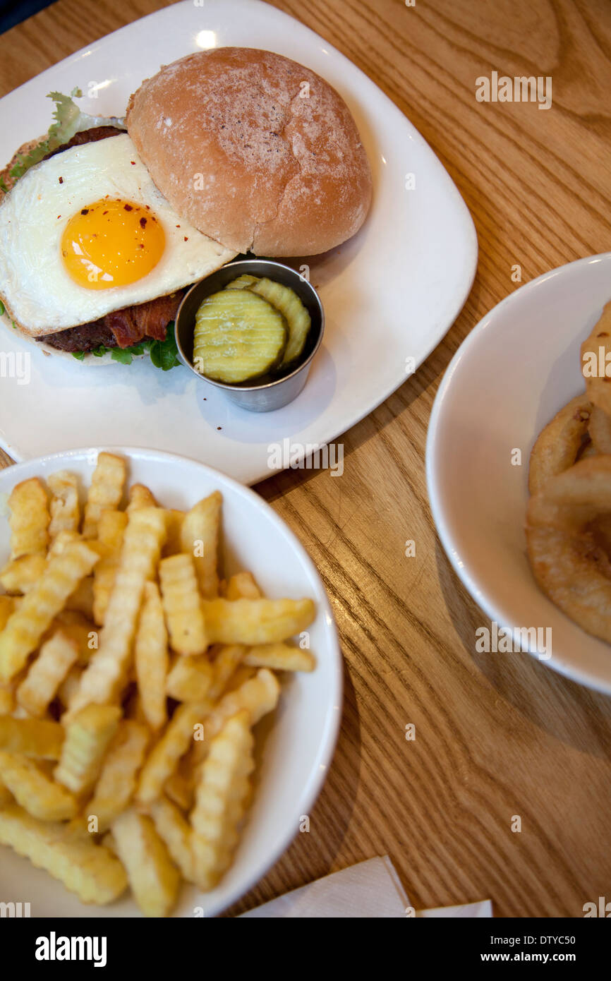 Burger mit gebratenem Ei und Pommes frites Stockfoto