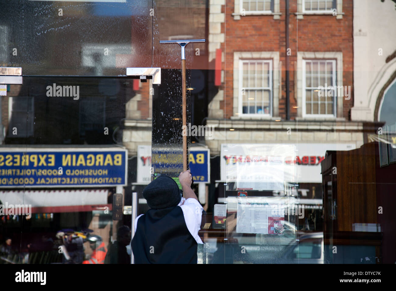 Mann, Fensterputzen Indian Restaurant in Clapham - London-UK Stockfoto