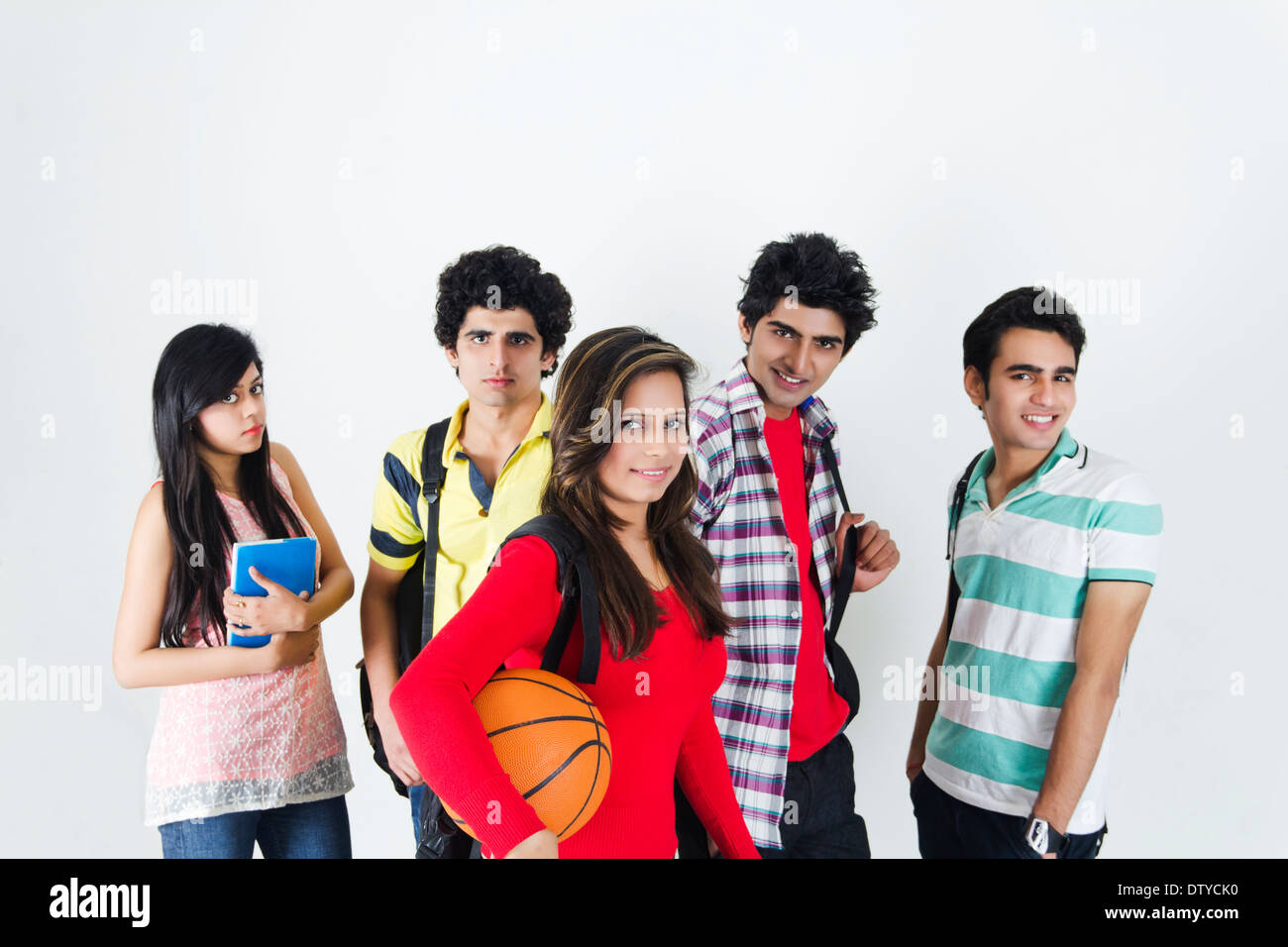 indische College-Freunde stehen Psoe Stockfoto
