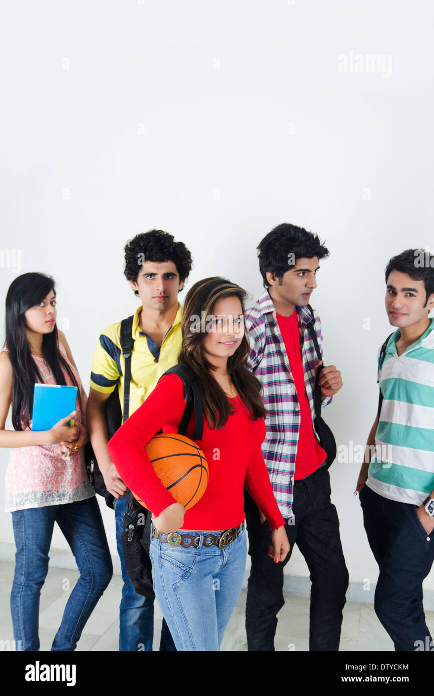 indische College-Freunde stehen Psoe Stockfoto