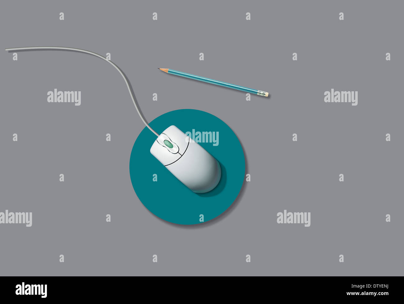 Maus auf Maus Matte sitzend mit Bleistift, auf grauem Hintergrund. Kann ausgeschnitten werden, bei Bedarf Stockfoto