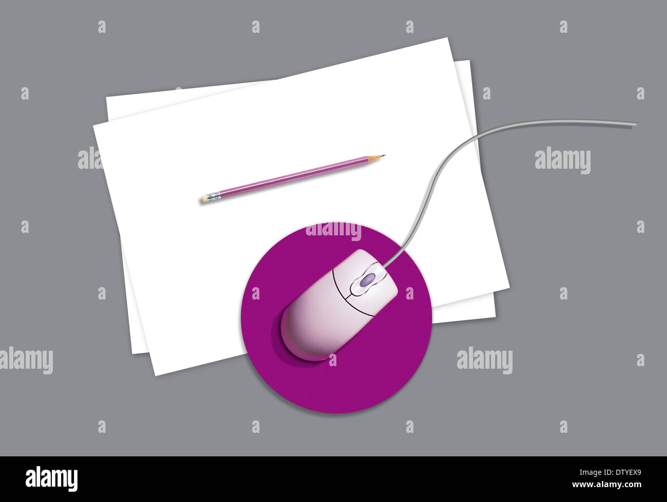 Maus auf Maus Matte sitzend mit Bleistift, auf grauem Hintergrund. Kann ausgeschnitten werden, bei Bedarf Stockfoto