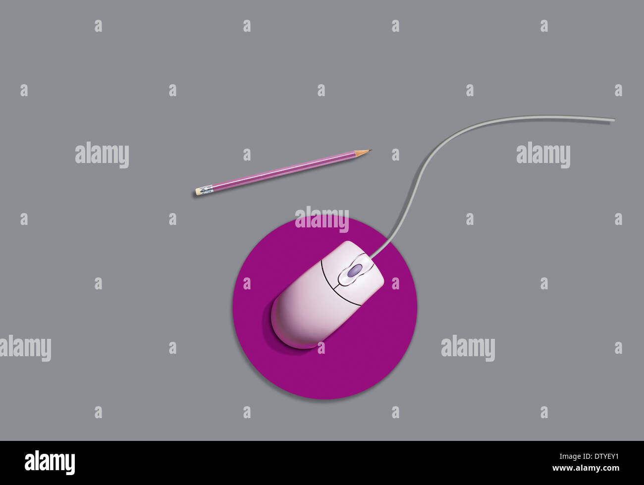 Maus auf Maus Matte sitzend mit Bleistift, auf grauem Hintergrund. Kann ausgeschnitten werden, bei Bedarf Stockfoto