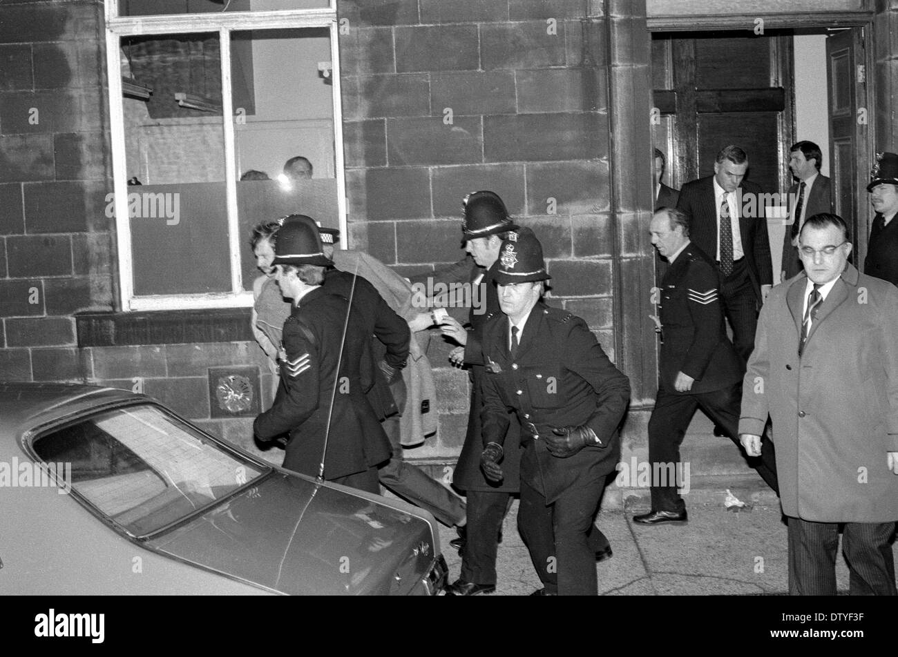 Peter Sutcliffe, der Yorkshire Ripper, verlassen Dewsbury Magistrates Court nach seinem ersten zurückverweisen aussehen, 6. Januar 1981. Stockfoto