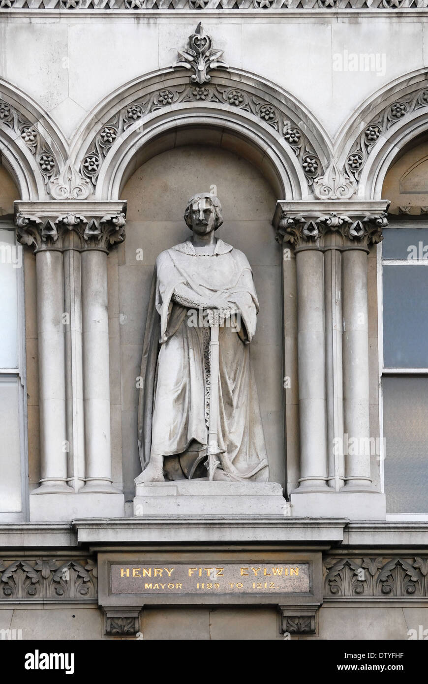 London, England, Vereinigtes Königreich. Mit Blick auf Holborn Viaduct Statue: Henry FitzEylwin / FitzAylwin (erster Bürgermeister von London) Stockfoto