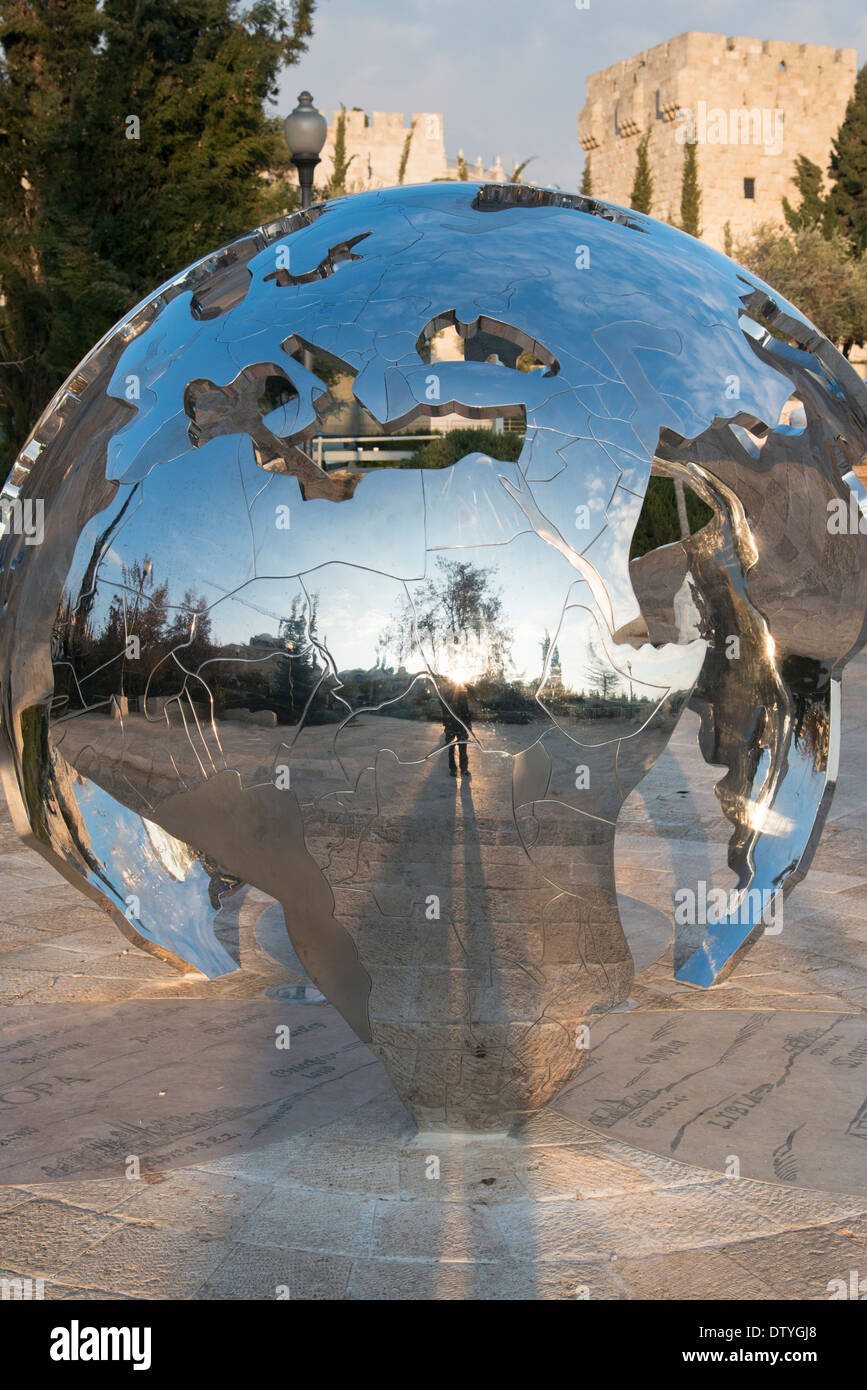 Skulptur von David Breuer-Weil Jerusalem Zentrum der Welt. Alte Mauern Stadtpark. Jerusalem. Israel. Stockfoto
