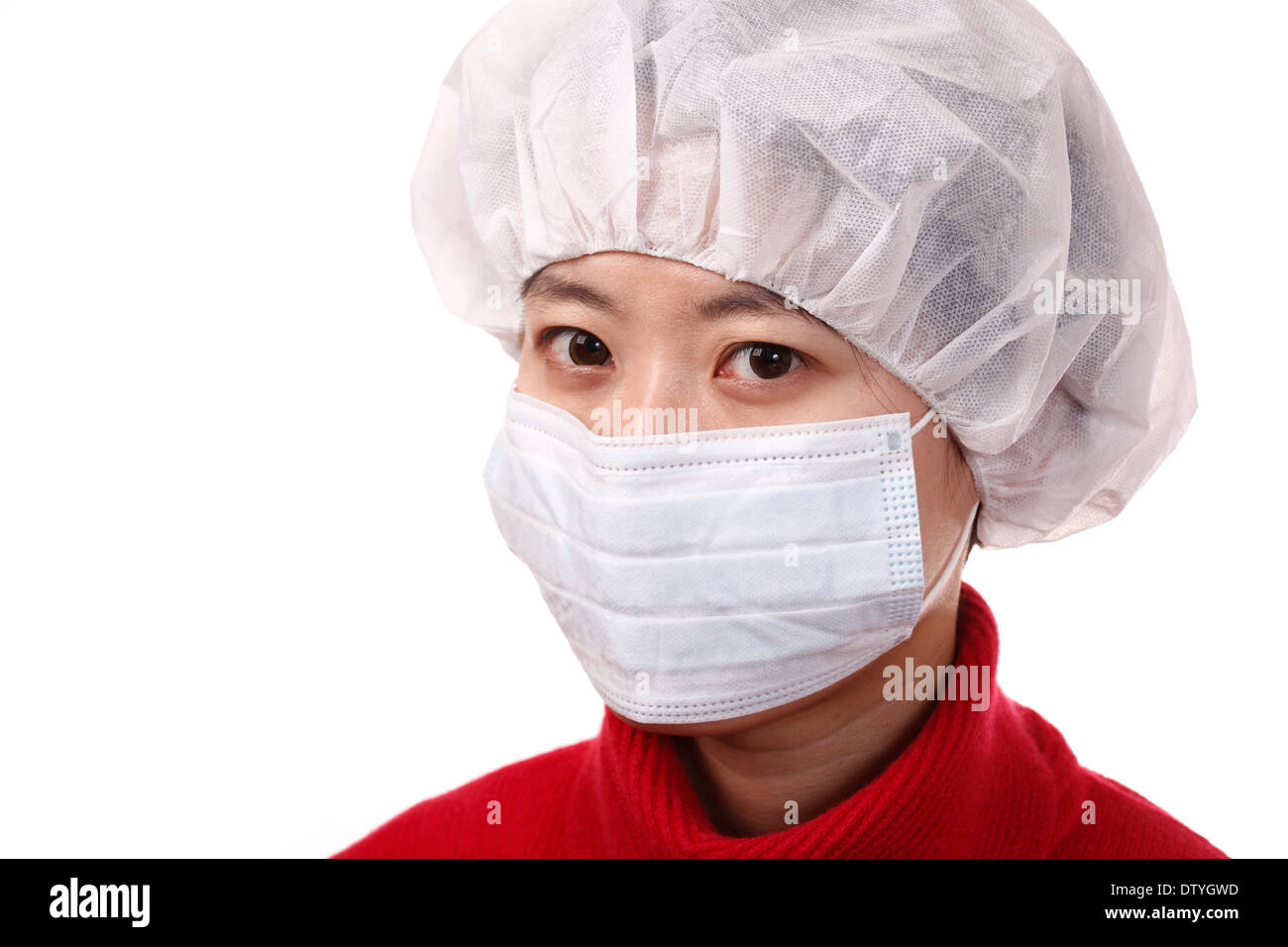 Asiatische Frau trägt eine Gesichtsmaske auf weißem Hintergrund Stockfoto