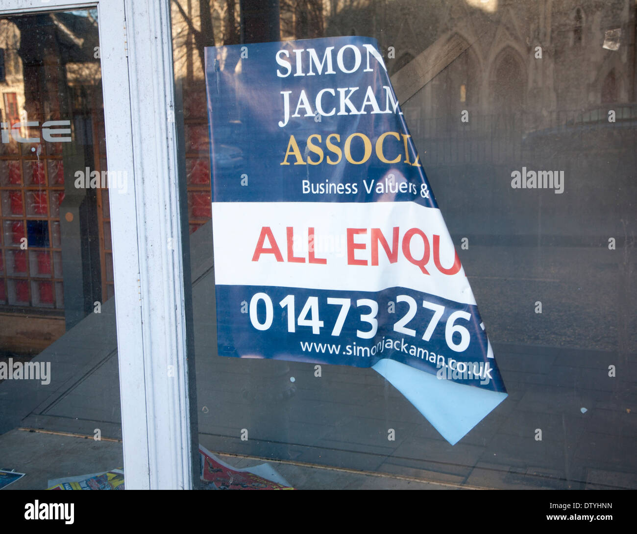 Alte "Alle Anfragen" Immobilien Agentur Plakat in leere Schaufenster, Ipswich, England Stockfoto