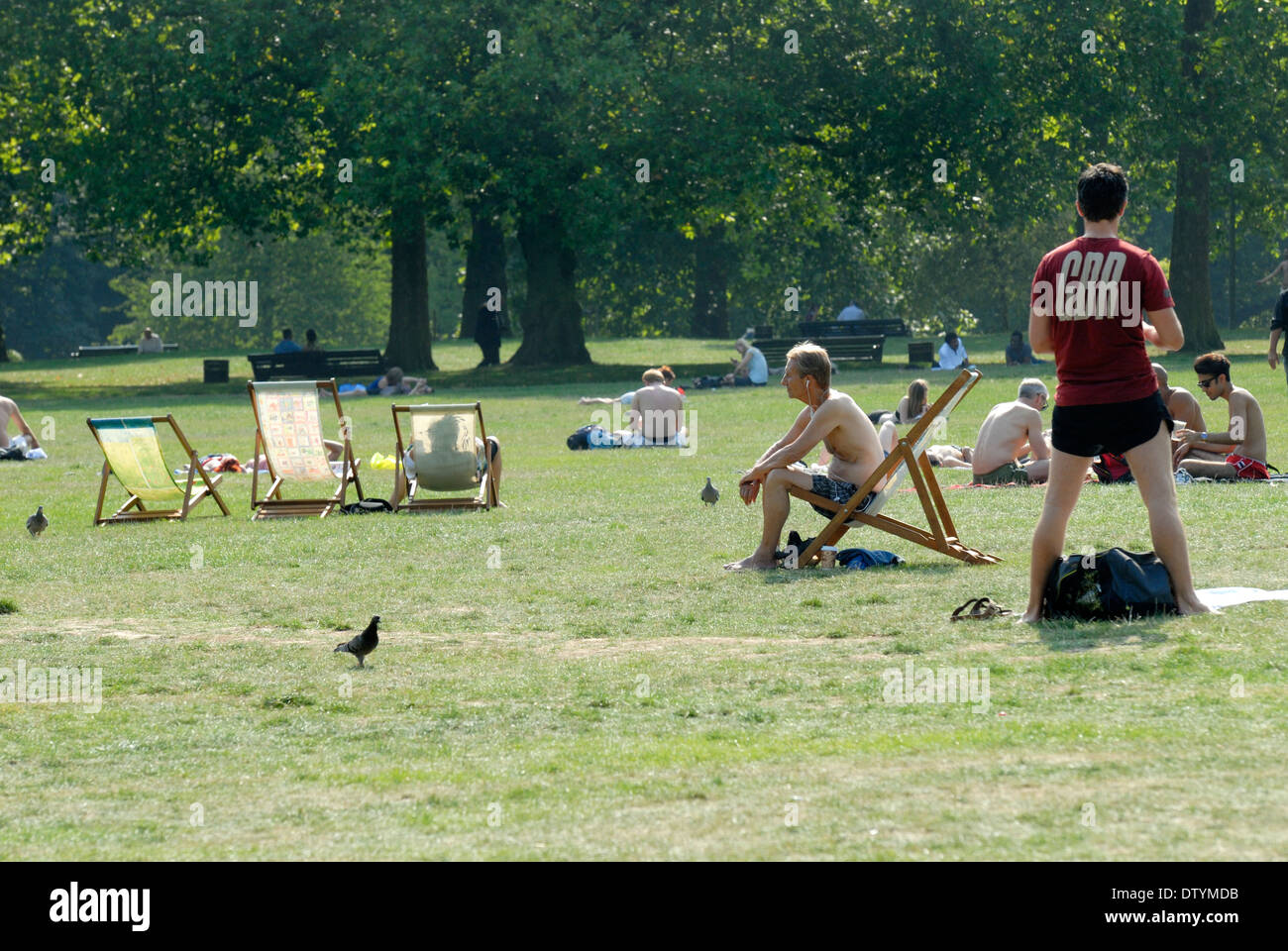 London, England, Vereinigtes Königreich. Green Park - Menschen entspannen in der Sonne (5. September 2013 - "letzte Tag des Sommers") Stockfoto