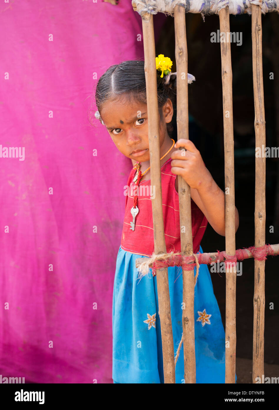 Armen niedrigere Kaste Inderin hinter Tor von Bender / Zelt / shelter.  Andhra Pradesh, Indien Stockfoto