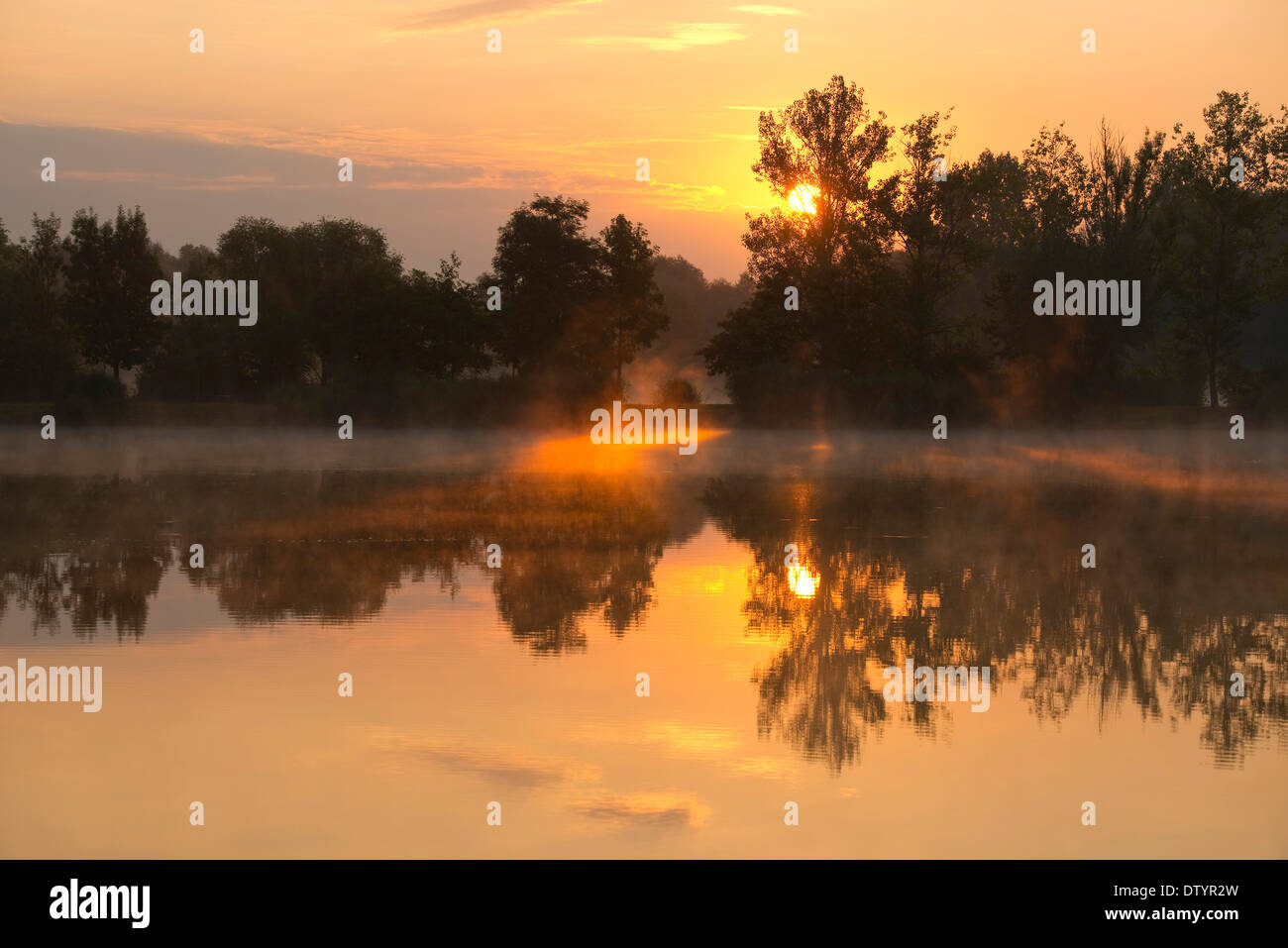 Sonnenaufgang über einem Teich, Herbsleben, Thüringen, Deutschland Stockfoto