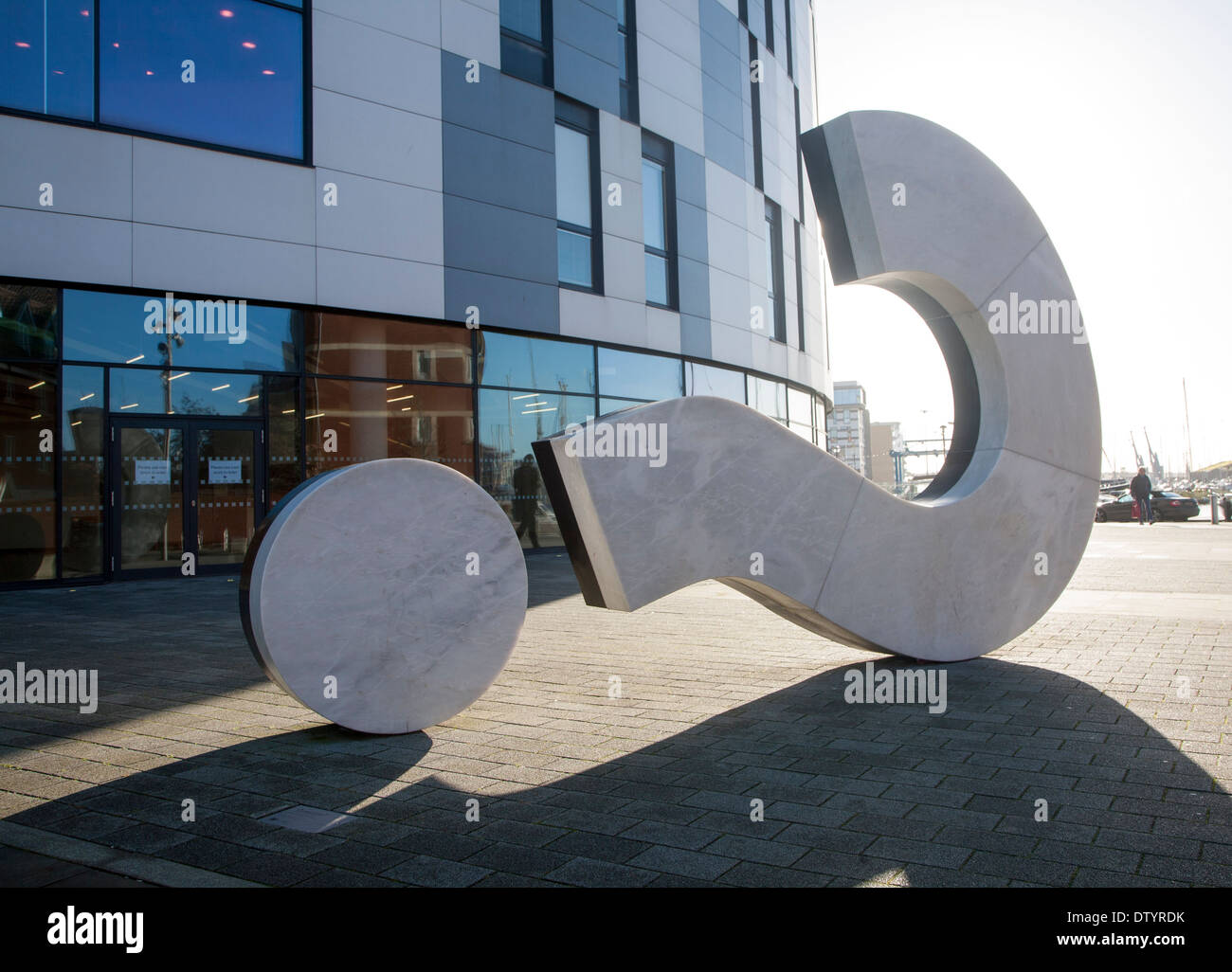 Die Fragezeichen-Skulptur von Ben Langlands und Nikki Bell, Suffolk University Campus, Ipswich, Suffolk, England Stockfoto