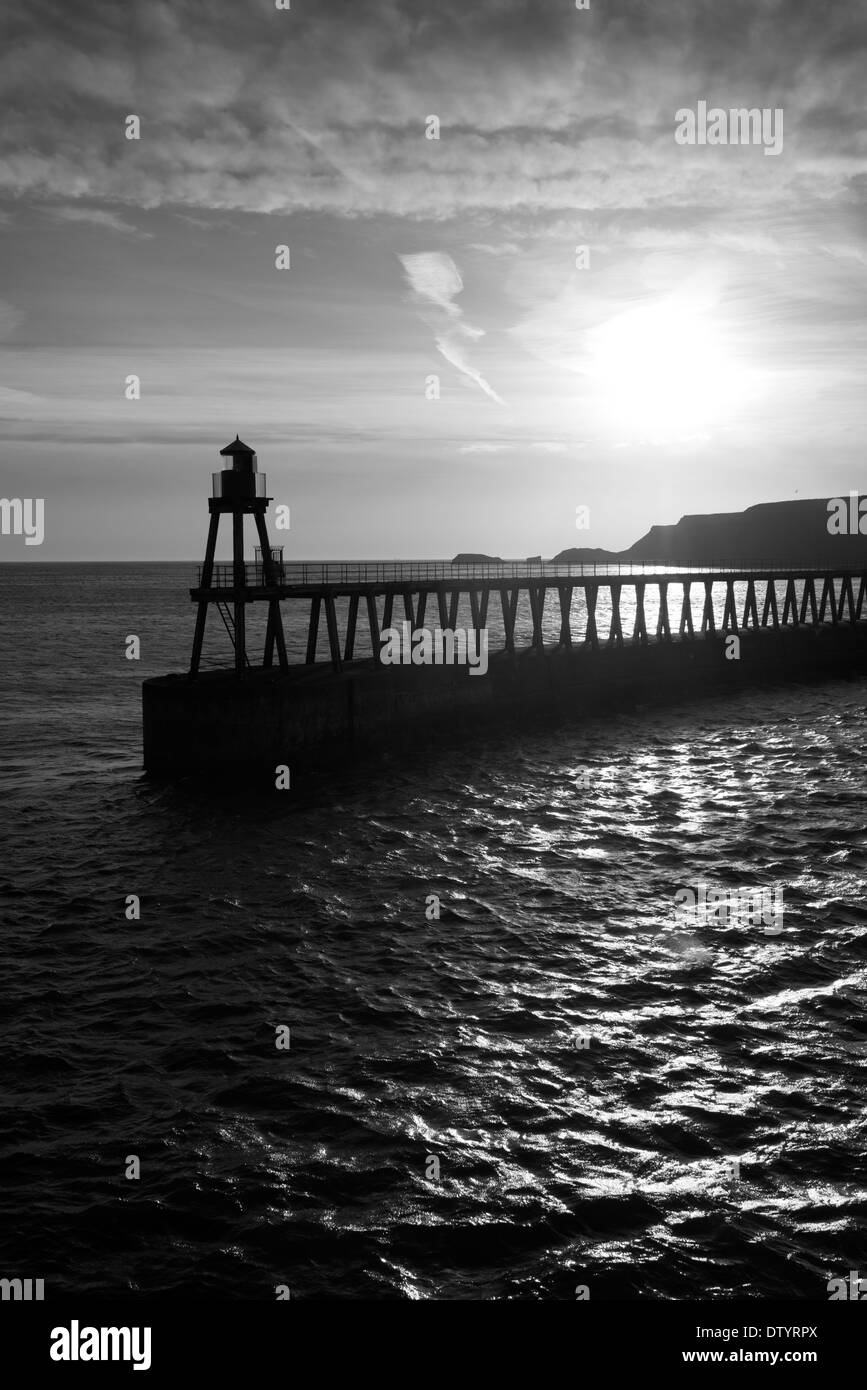 Schatten und Silhouetten an Whitby Pier, North Yorkshire England UK Stockfoto