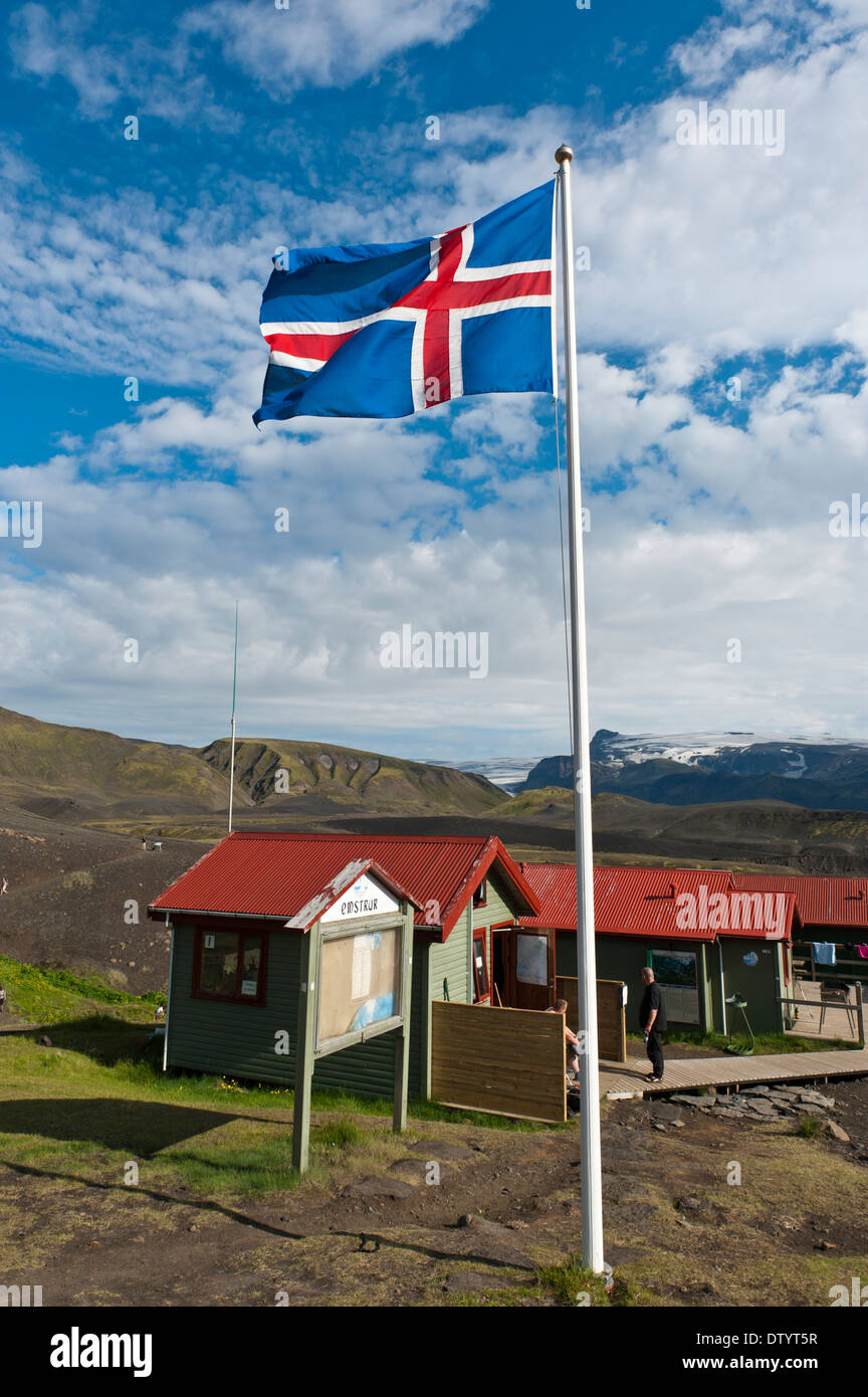 Isländische Nationalflagge, Emstrur - Botnar Hütte auf dem Laugavegur Wandern trail, Rangárþing Ytra, Island, Scandinavia Stockfoto