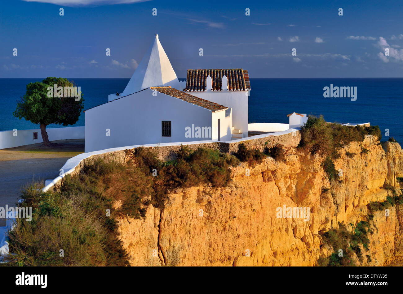 Portugal, Algarve: Blick zum kleinen Heiligtum Nossa Senhora da Rocha Stockfoto