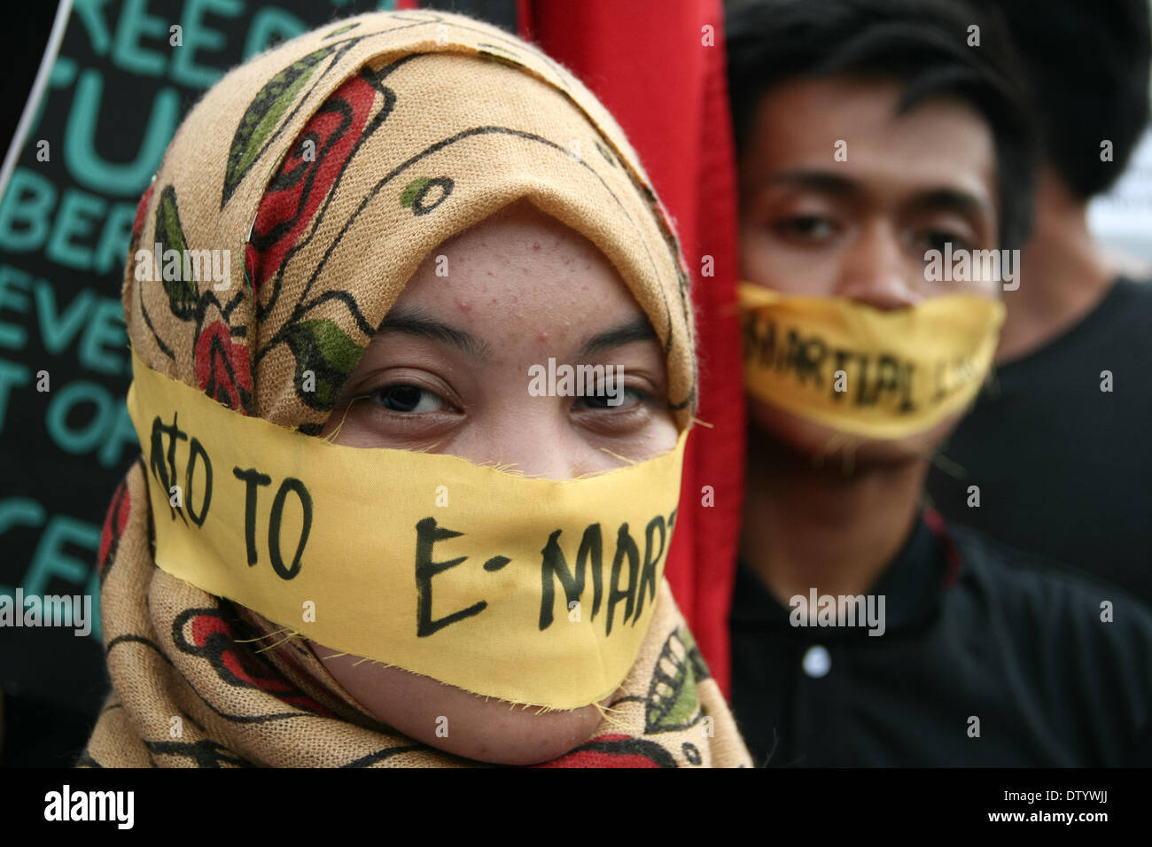 Manila, Philippinen. 25. Februar 2014. Ein Mädchen in einen Hijab protestieren die angebliche Einschränkung der freien Meinungsäußerung durch Erlass der Cybercrime Law während des schwarzen Dienstag Protests an der Edsa-Schrein in Quezon City. --Verschiedene Mediengruppen, zusammen mit Studentenaktivisten, gedachte der 28. Jahrestag der Edsa Revolution mit einer Protestkundgebung gegen die Cybercrime Law. Bildnachweis: J Gerard Seguia/NurPhoto/ZUMAPRESS.com/Alamy Live-Nachrichten Stockfoto