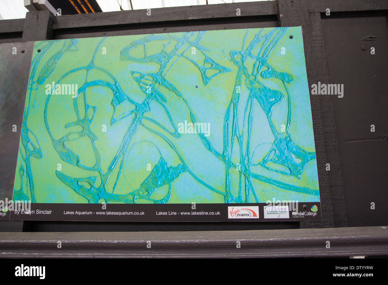 Kunst auf dem Display am Oxenholme Bahnhof gesponsert von Virgin Züge Stockfoto