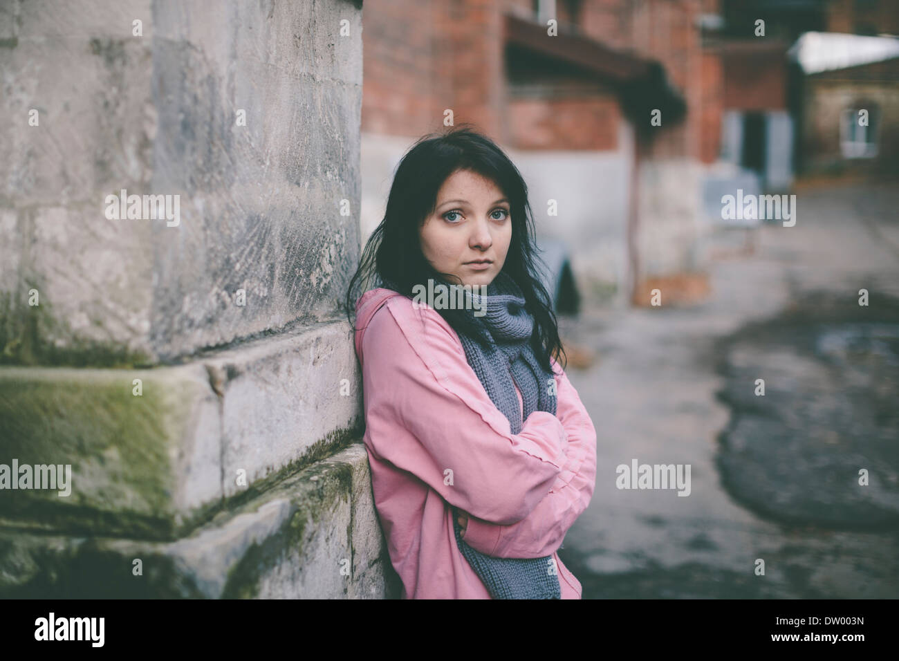 Arme junge Frau auf der Straße Stockfoto