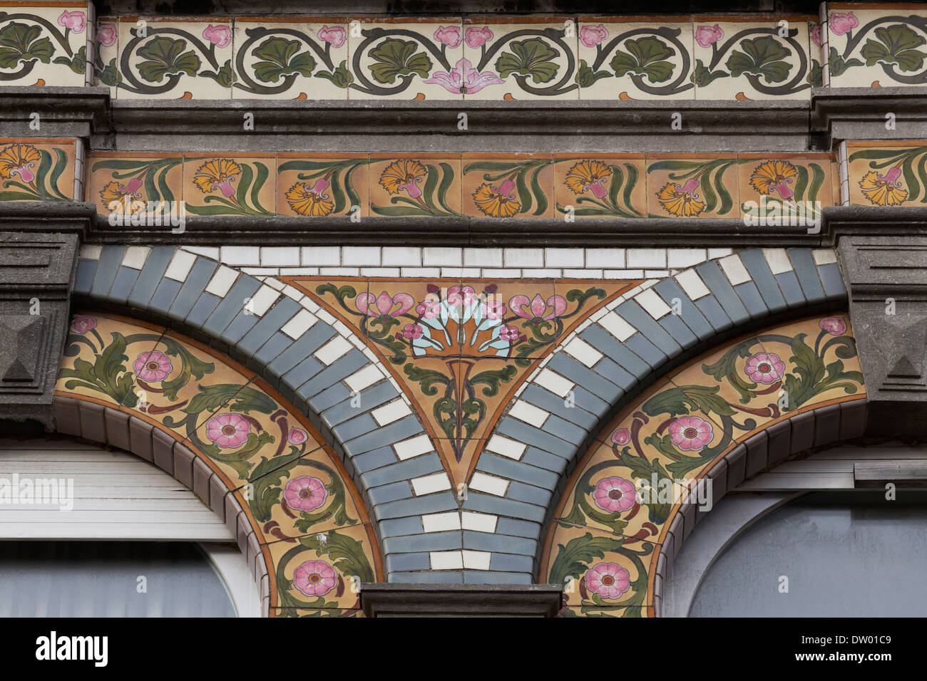 Art-Deco-Fassade, Fliesen mit floralen Schriftrollen, Villa Olga, Blankenberge, West-Flandern, Belgien Stockfoto