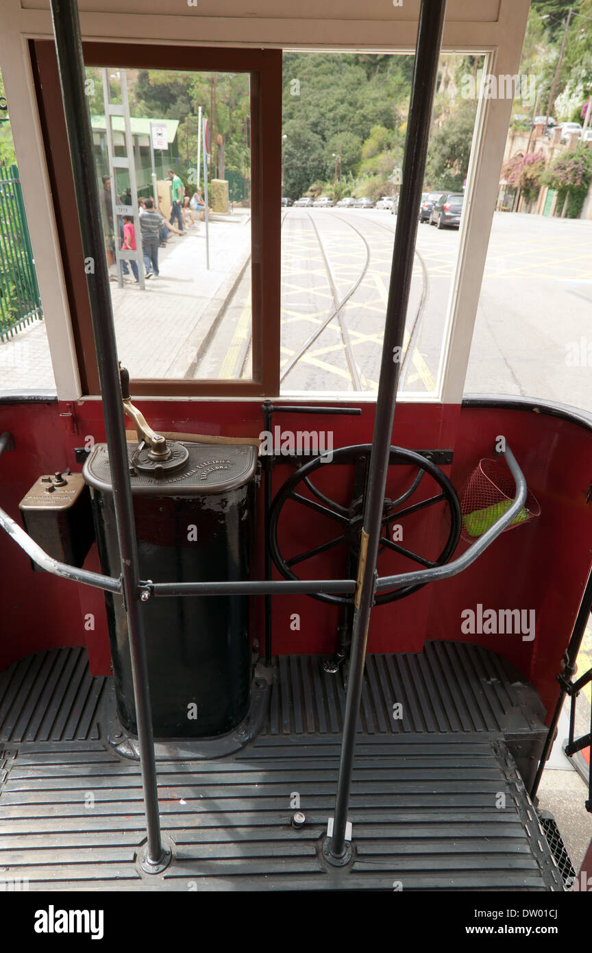 Blick von innen die blaue Straßenbahn auf dem Weg nach unten vom Tibidabo Vergnügungspark OnTibidabo Hill, Barcelona Stockfoto
