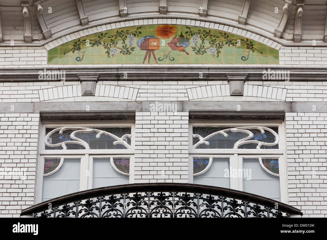 Art-Deco-Fassade, gefliesten Szene mit einer Kamera, Blankenberge, West-Flandern, Belgien Stockfoto